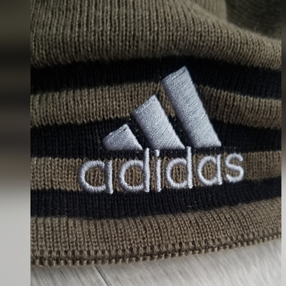 Recersable Adidas hat - Picture 3 of 6